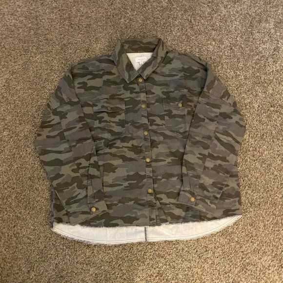 Mud Pie Sterling Camo Shacket - Large - Picture 4 of 6